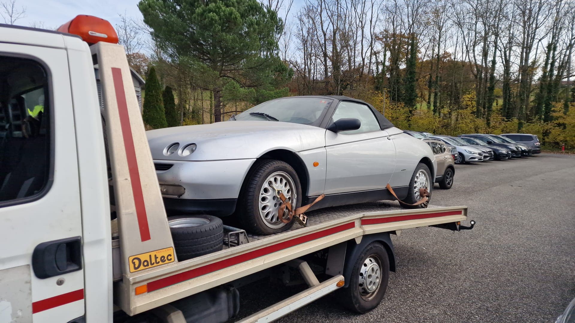 Véhicule sanglé sur le plateau d'une dépanneuse Daly Transport
