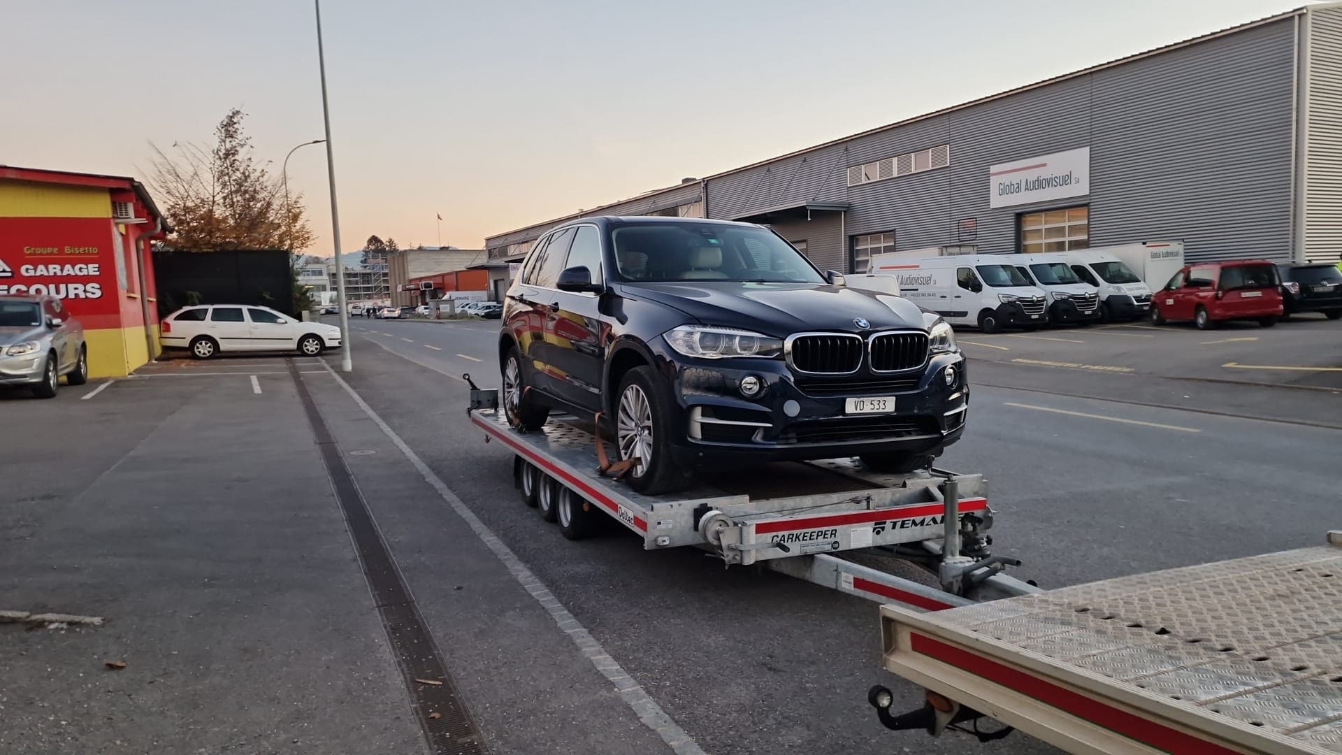 Remorquage d'une voiture sur plateau par Daly Transport