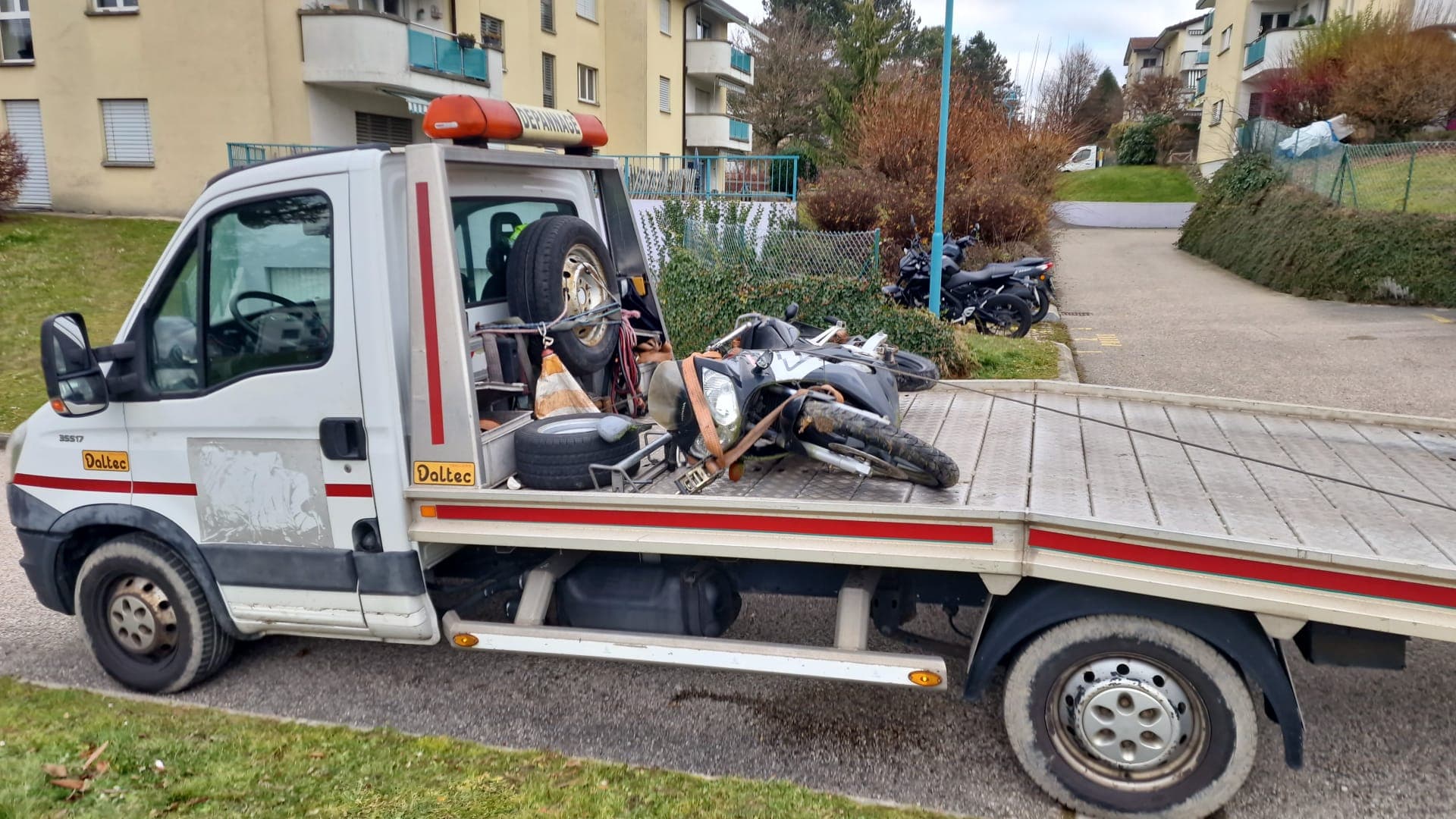 Chargement d'un véhicule sur dépanneuse à plateau