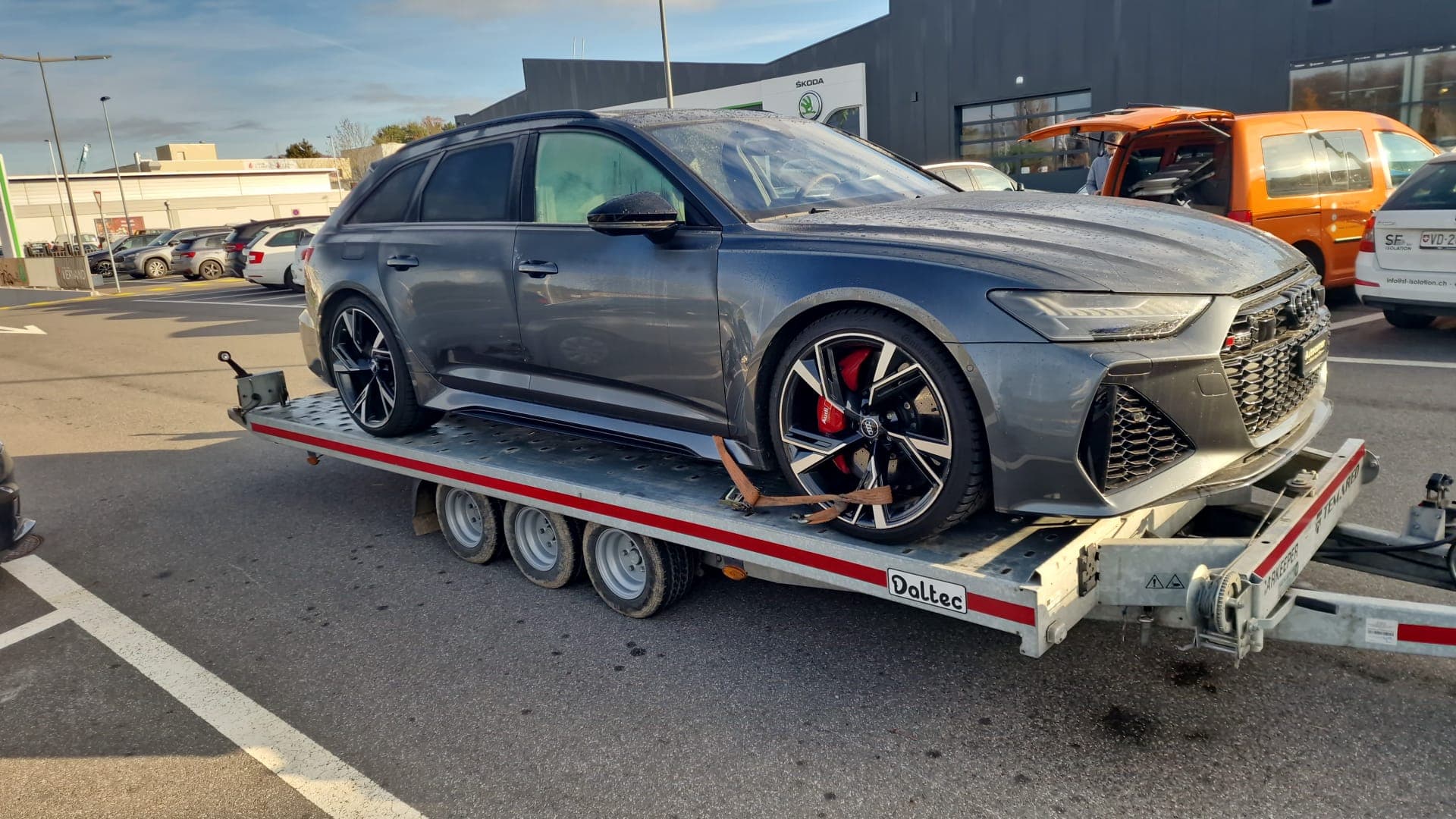 Remorquage d'une voiture sur plateau par Daly Transport