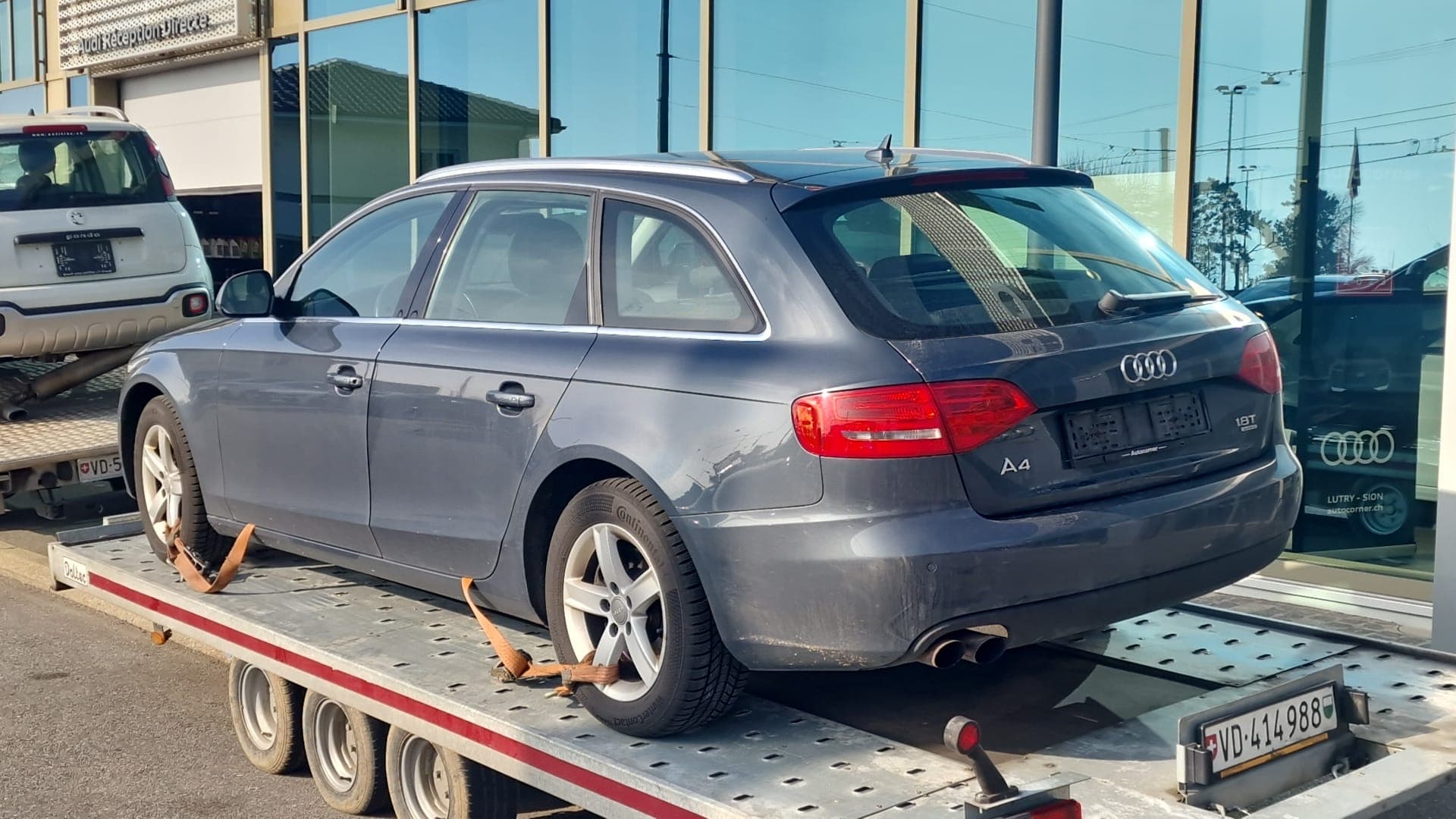 Véhicule sanglé sur le plateau d'une dépanneuse Daly Transport