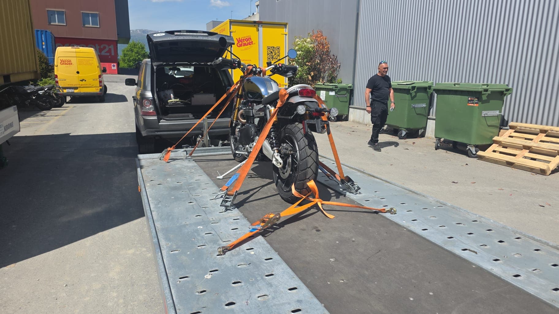Véhicule sanglé sur le plateau d'une dépanneuse Daly Transport