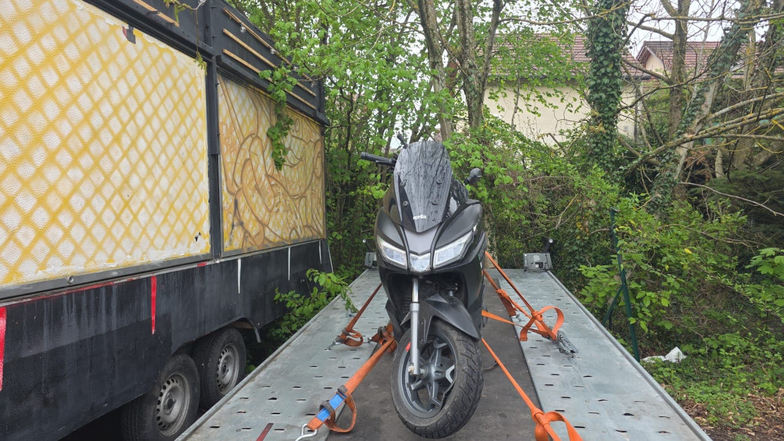 Remorquage d'une voiture sur plateau par Daly Transport