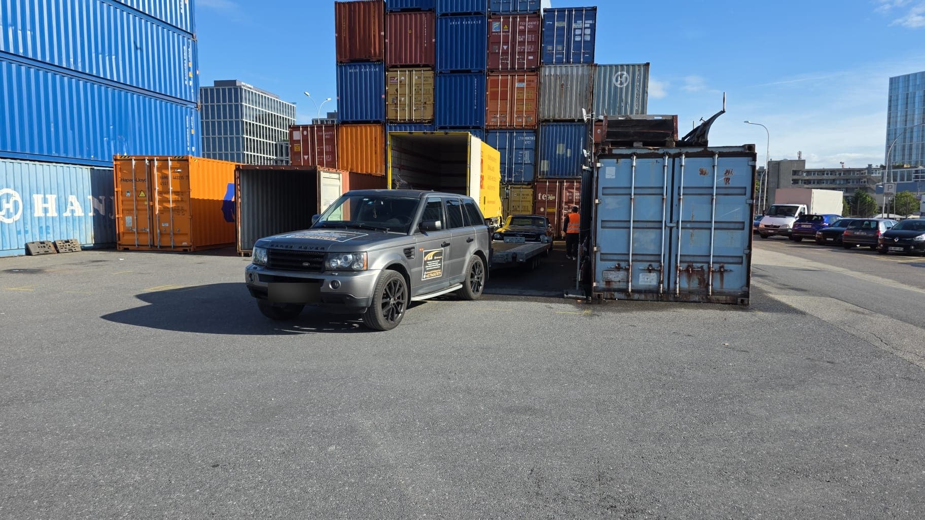 Daly Transport charge un véhicule racheté pour l'export dans un conteneur maritime