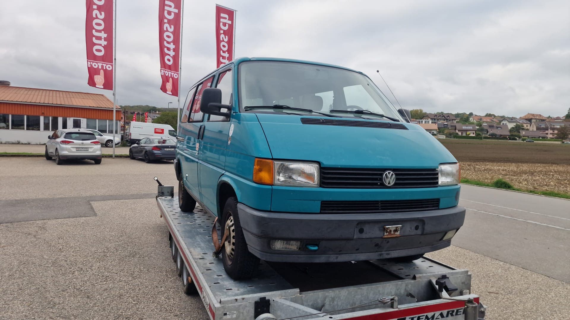 Véhicule sanglé sur le plateau d'une dépanneuse Daly Transport