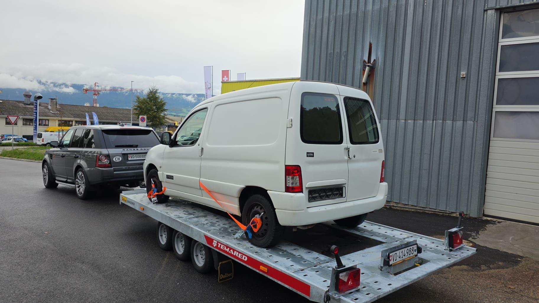 Remorquage d'une voiture sur plateau par Daly Transport