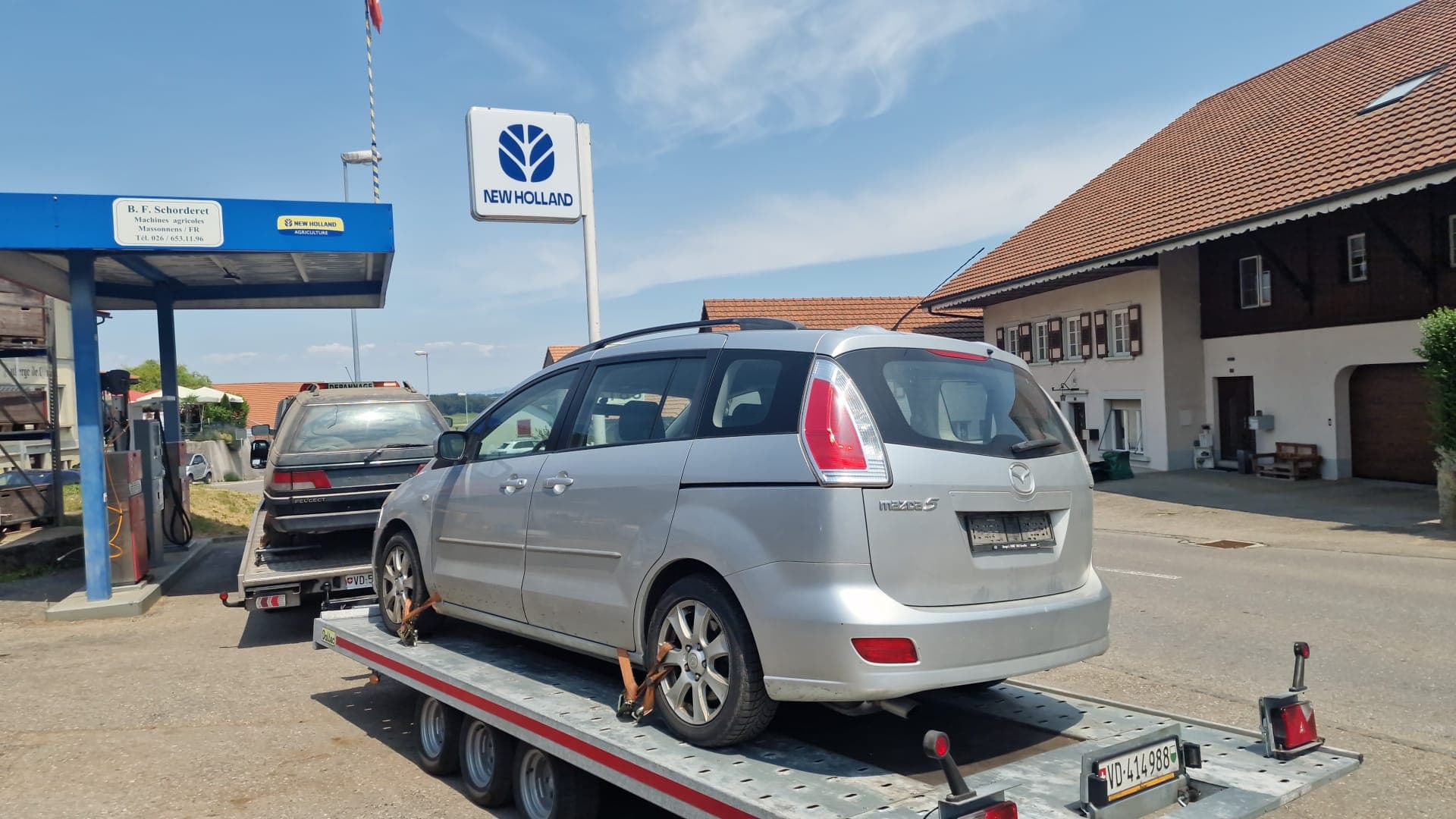 Véhicule sanglé sur le plateau d'une dépanneuse Daly Transport